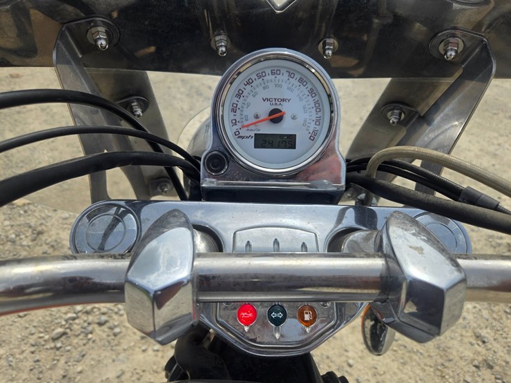 #23348-•-2006-victory-kingpin-motorcycle-image-34