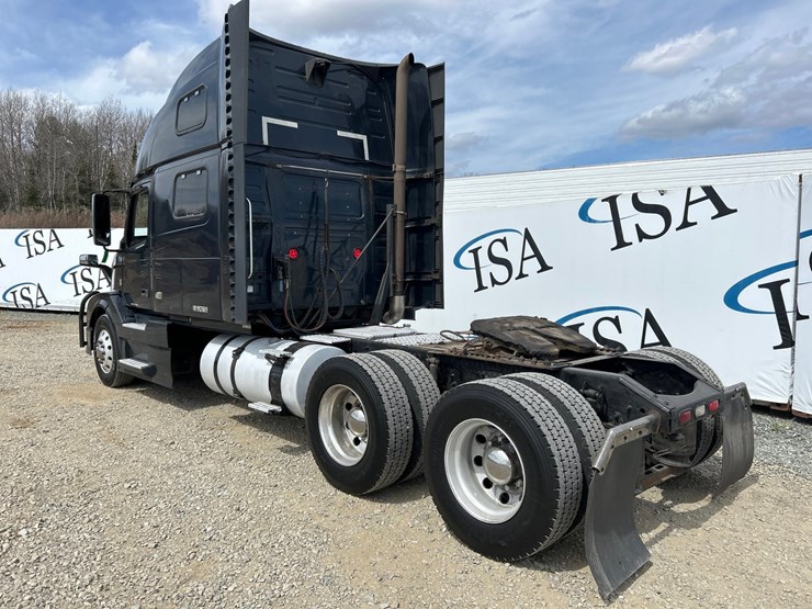 2009-volvo-10-image-3