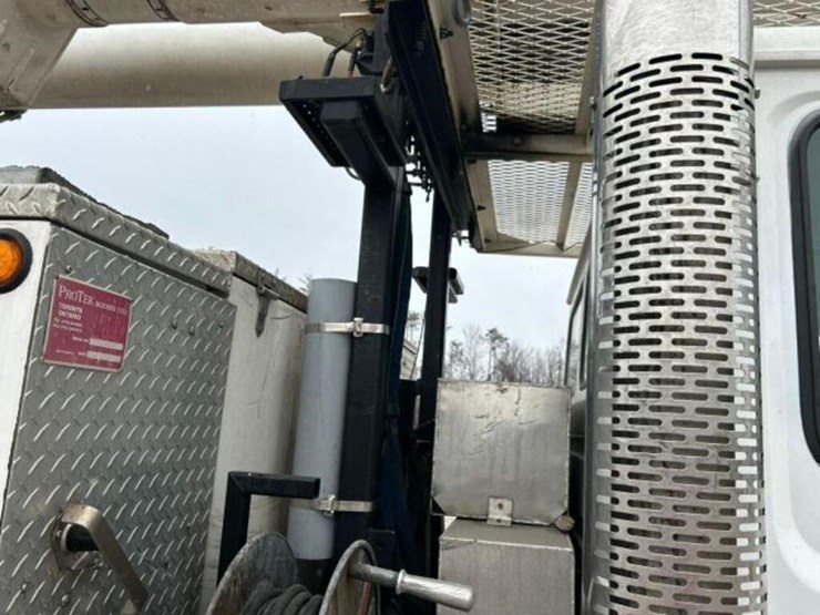 2004-freightliner-fl80-image-55