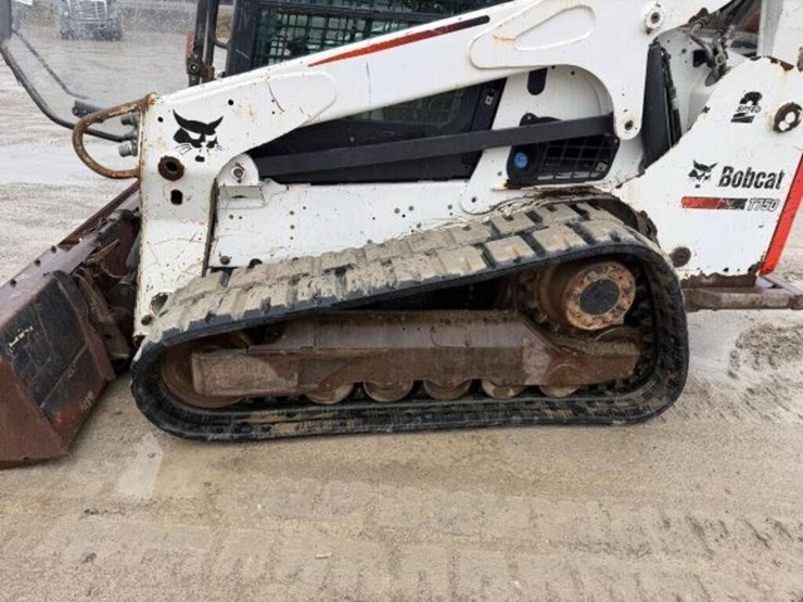 2016-bobcat-t750-image-32