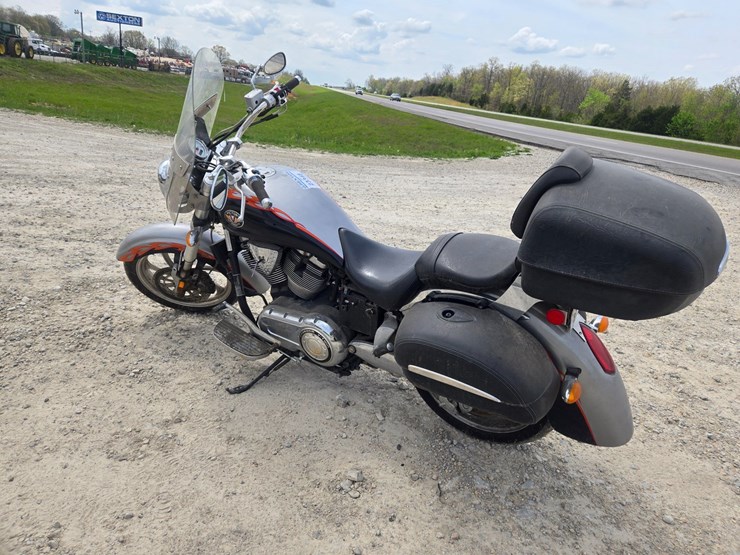 #23348-•-2006-victory-kingpin-motorcycle-image-13