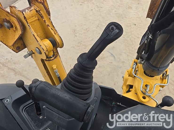 2021-deere-410l-image-59