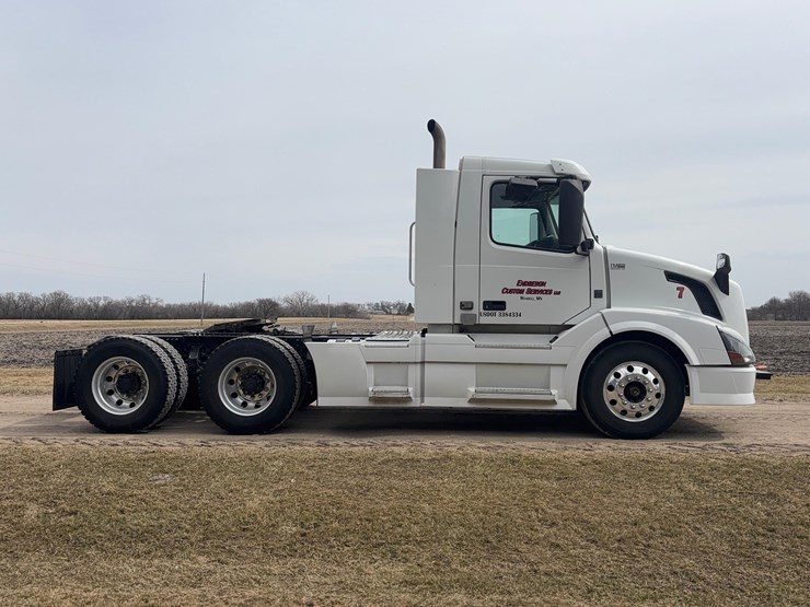 2015-volvo-vnl-semi-image-4