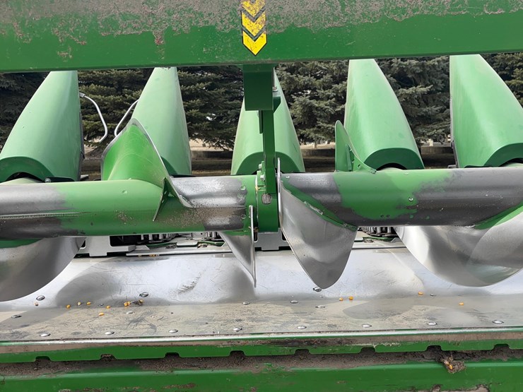 2023-john-deere-c18r-image-10