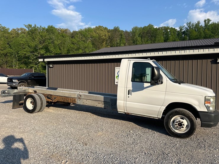2011-ford-e450-image-1