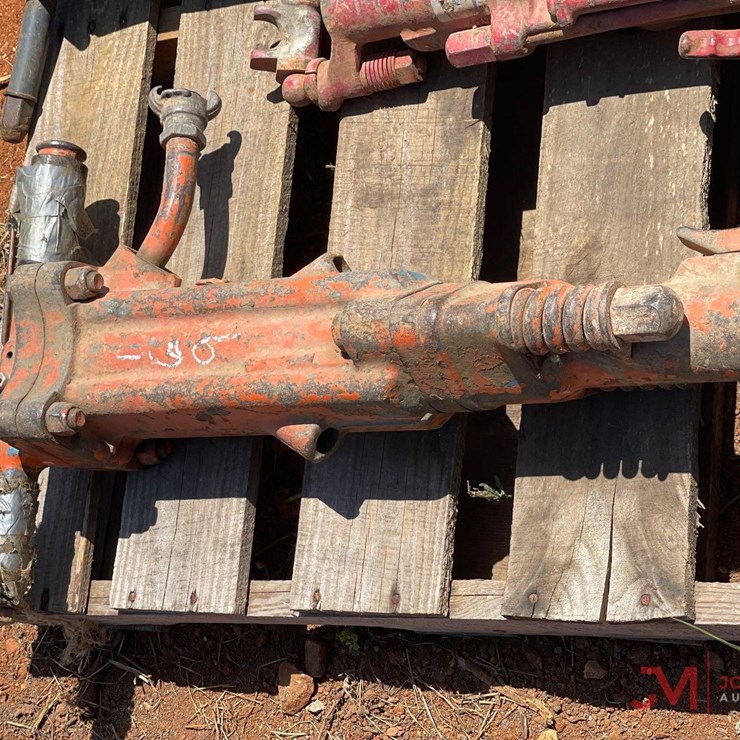PNEUMATIC JACK HAMMER