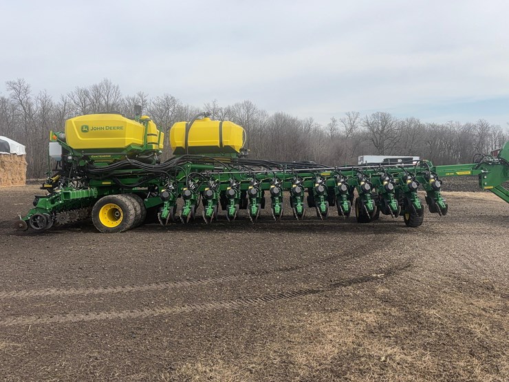 2024-john-deere-db66-image-3