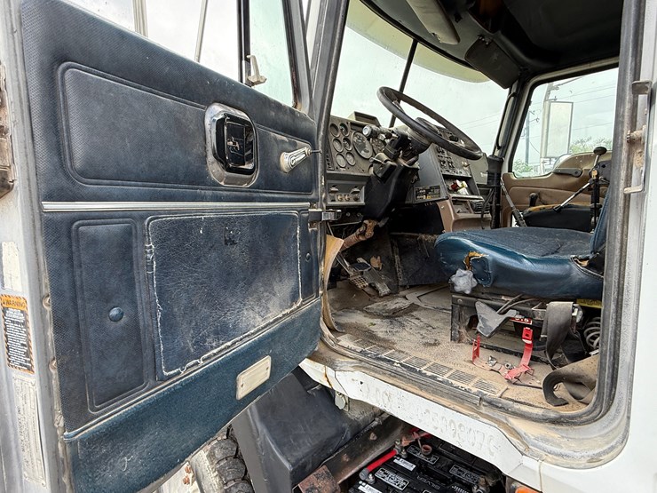 1999-mack-ch613-image-16