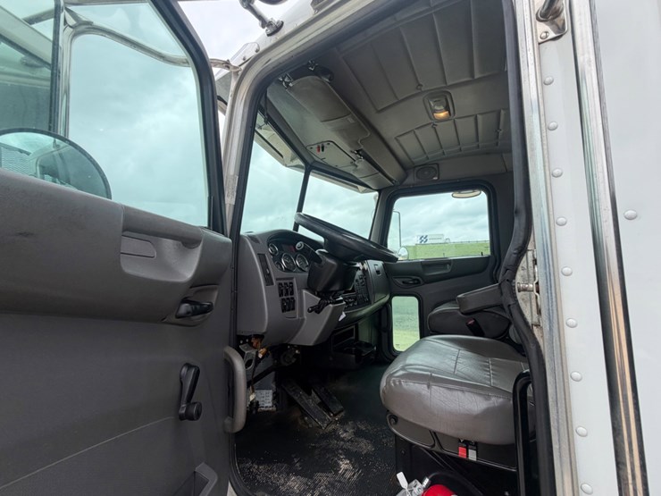 2012-peterbilt-337-image-9