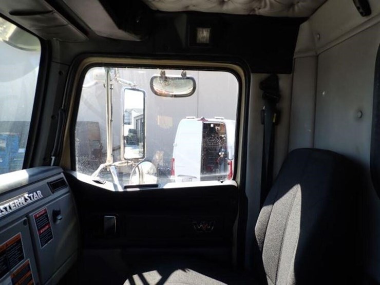 2017-western-star-4700sb-image-36