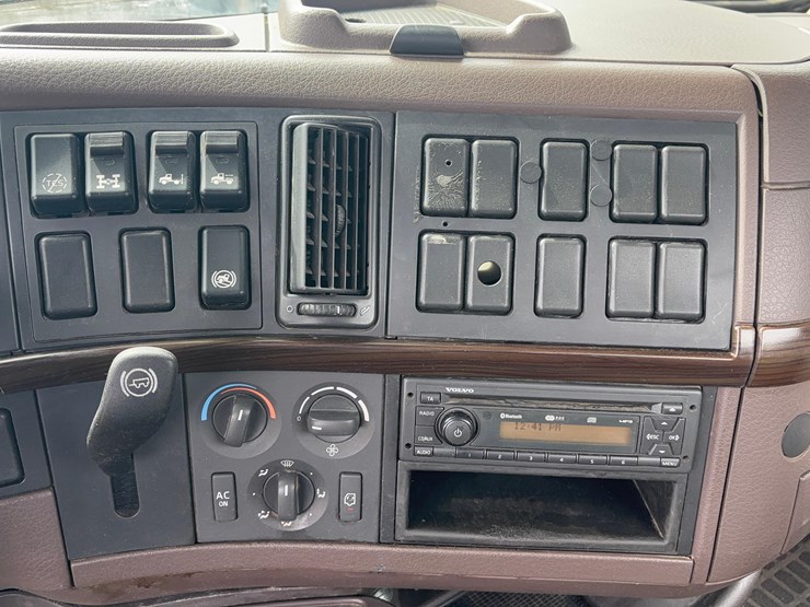 2015-volvo-vnl-semi-image-20