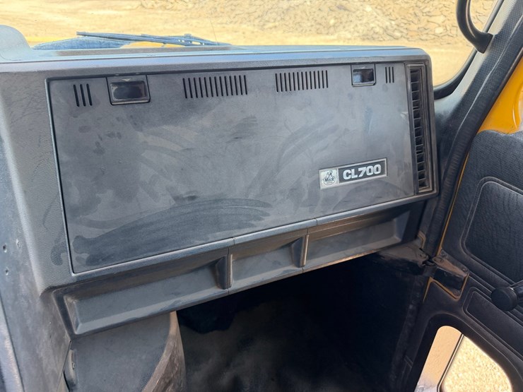 1995-mack-cl713-image-45