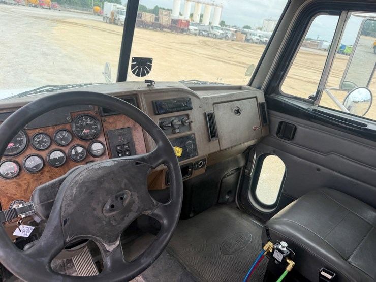 2002-peterbilt-330-image-10