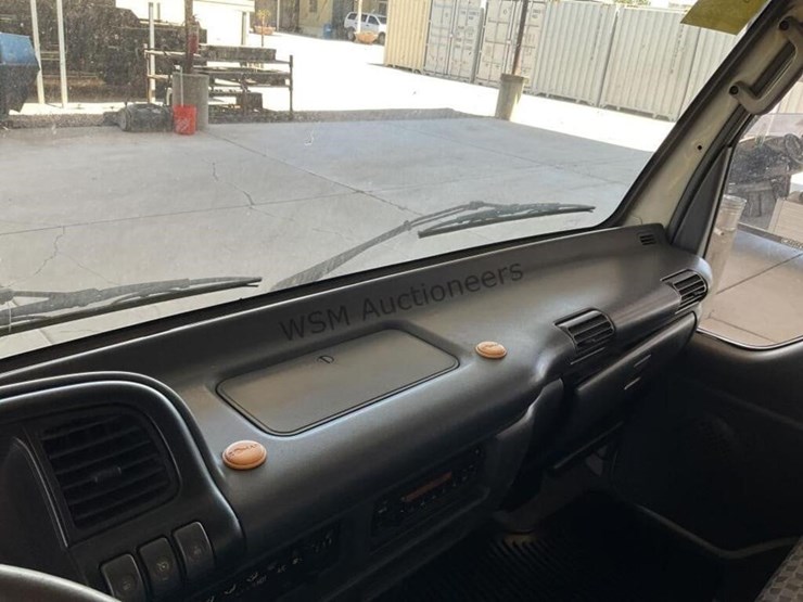 2006-isuzu-npr-image-20