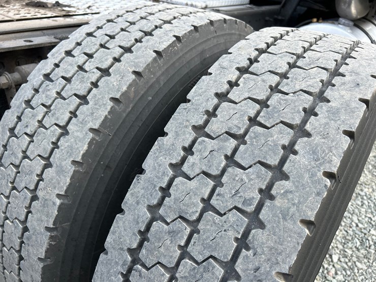 2009-volvo-10-image-72