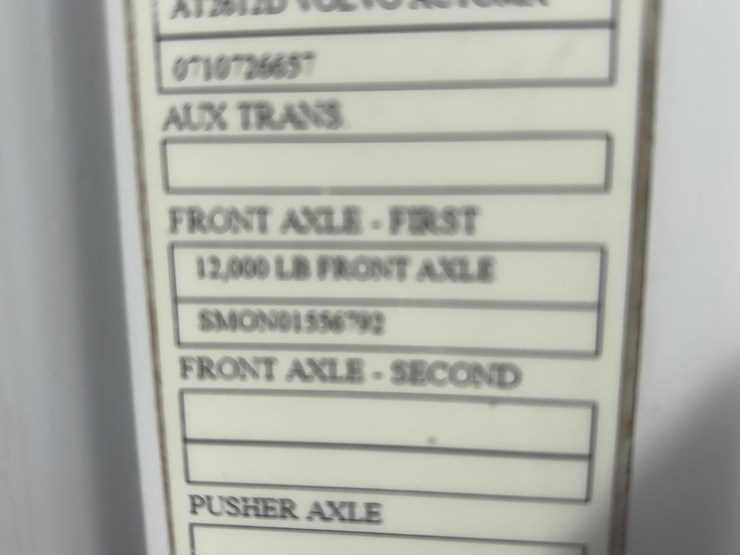 2015-volvo-vnl-semi-image-26