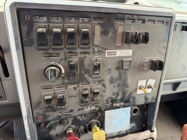 1999-mack-ch613-image-22