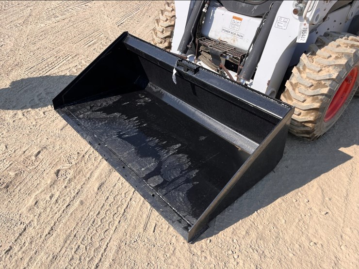 wildcat-68"-skid-steer-long-bottom-bucket-image-1