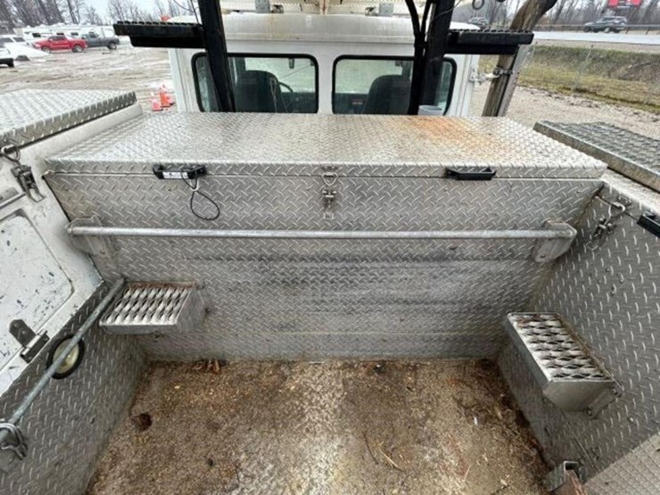 2004-freightliner-fl80-image-80