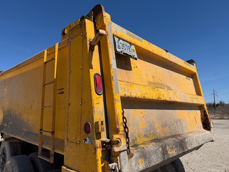 1995-mack-cl713-image-18