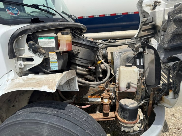 #1174-•-2015-freightliner-cab-and-chassis-image-20