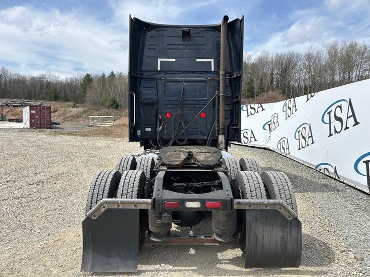 2009-volvo-10-image-4