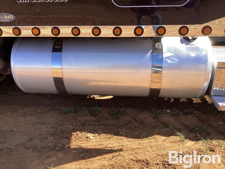 2008-peterbilt-389-image-10