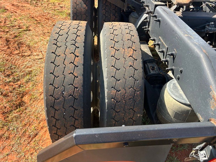 2012-peterbilt-386-image-11