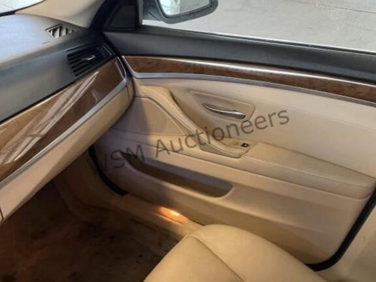 2011-bmw-528i-sdn-image-19