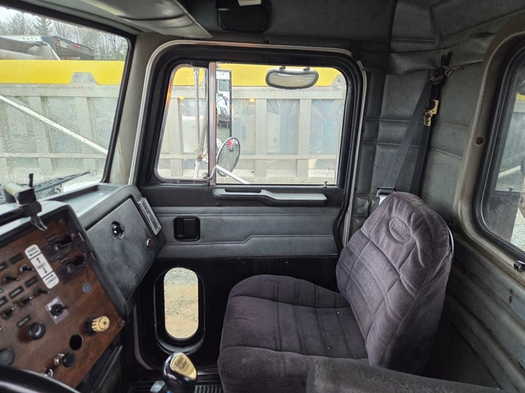 1995-peterbilt-357-image-78