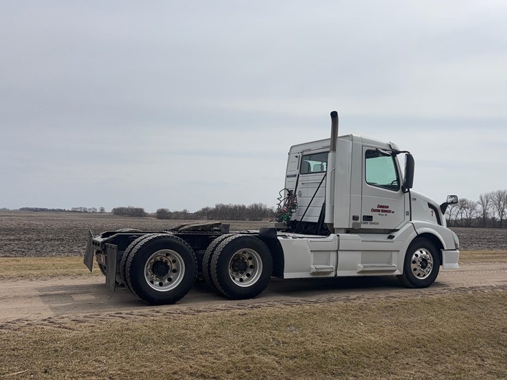 2015-volvo-vnl-semi-image-5