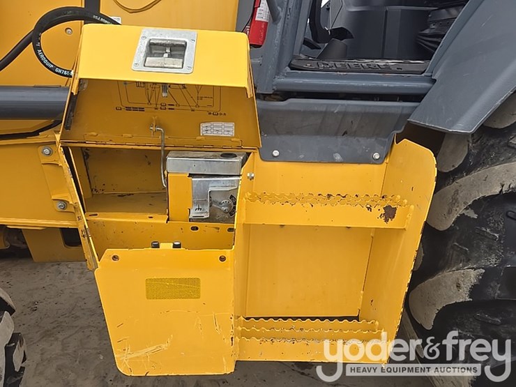 2021-deere-410l-image-42