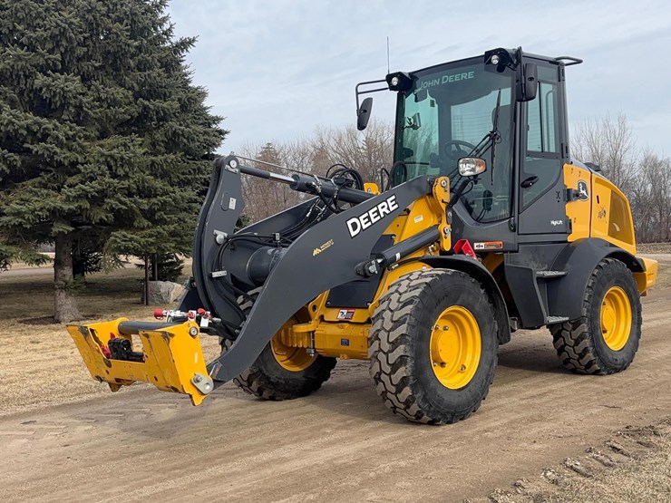 2023-deere-324l-image-1