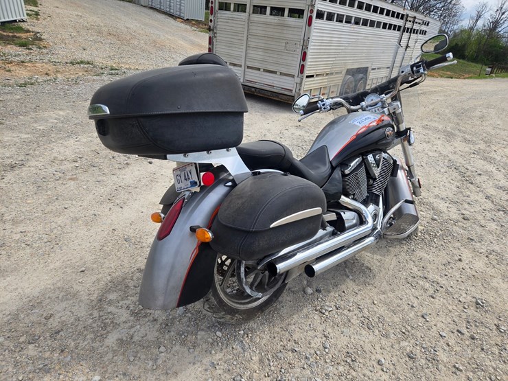 #23348-•-2006-victory-kingpin-motorcycle-image-8