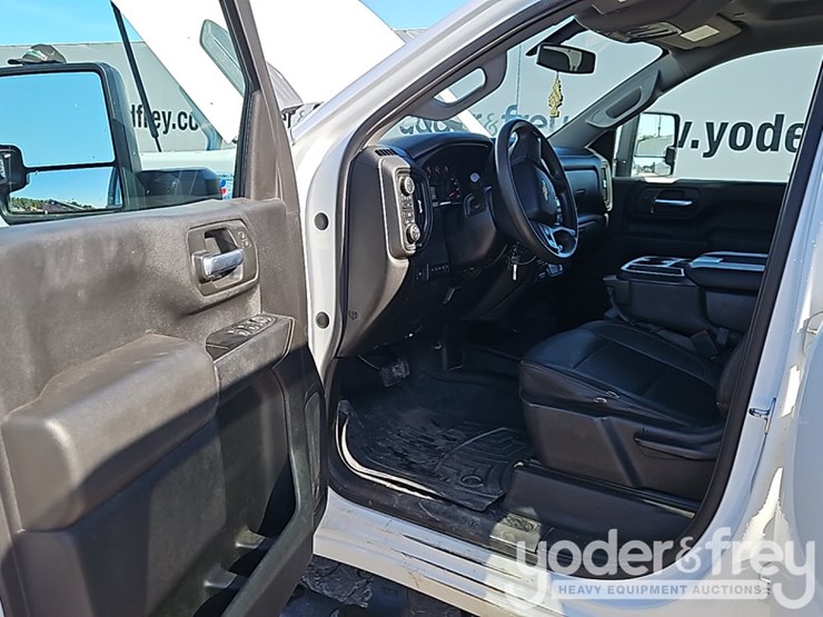 2022-chevrolet-2500hd-image-24