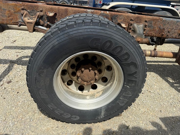 #1174-•-2015-freightliner-cab-and-chassis-image-67