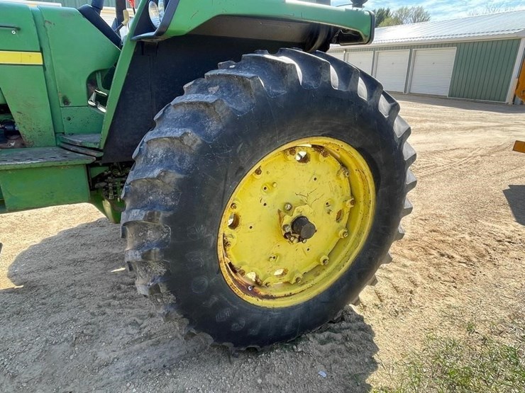 john-deere-4040-image-10