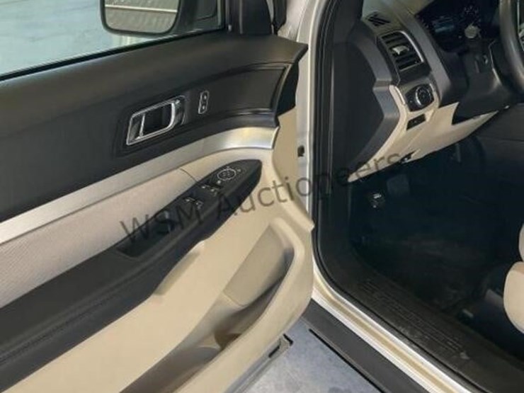 2018-ford-explorer-image-24