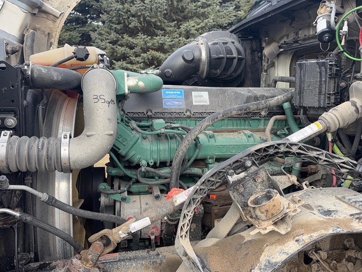 2015-volvo-vnl-semi-image-29