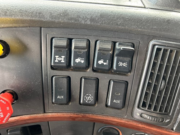 2009-volvo-10-image-61