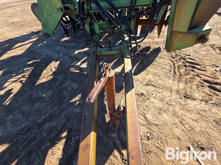 john-deere-335-image-19