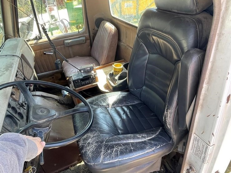 1982-international-f-2674-straight-truck-image-14