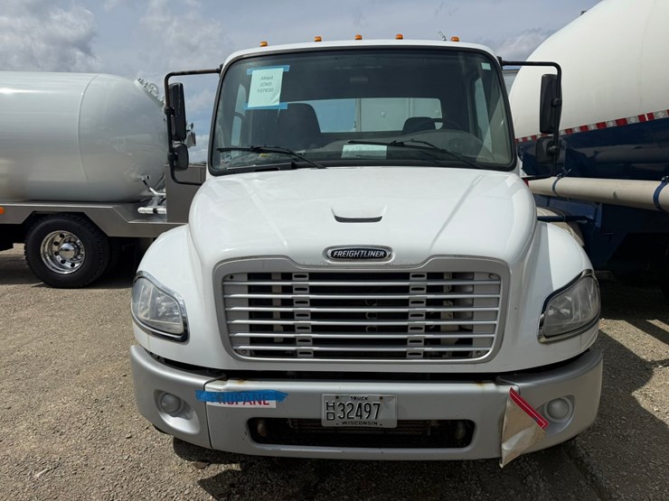 #1174-•-2015-freightliner-cab-and-chassis-image-9