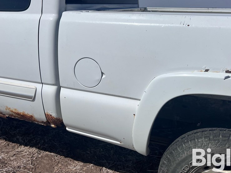 2004-chevrolet-silverado-2500-image-11