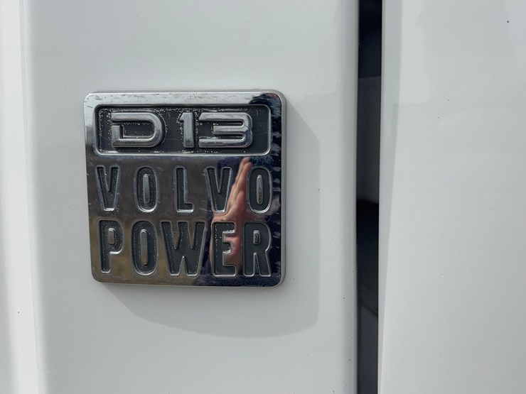 2015-volvo-vnl-semi-image-17