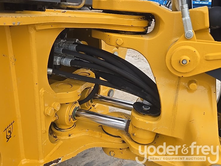2021-deere-410l-image-31