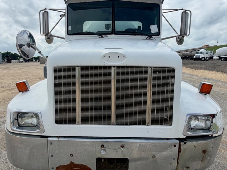 2002-peterbilt-330-image-2