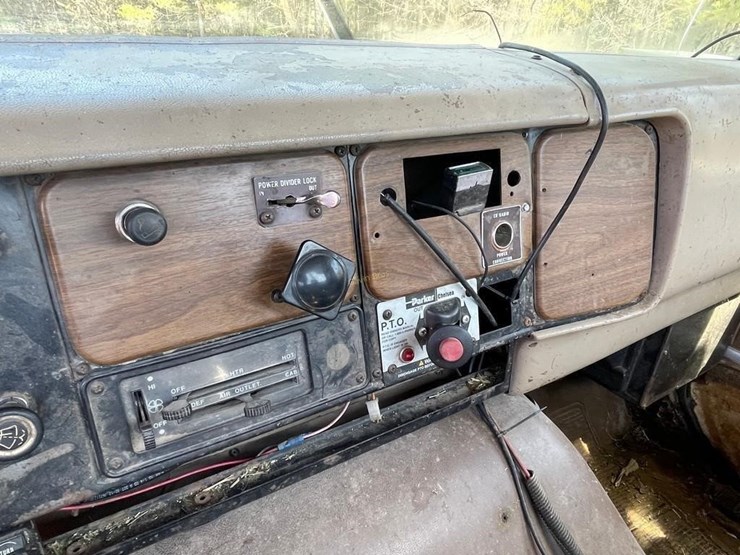 1982-international-f-2674-straight-truck-image-16