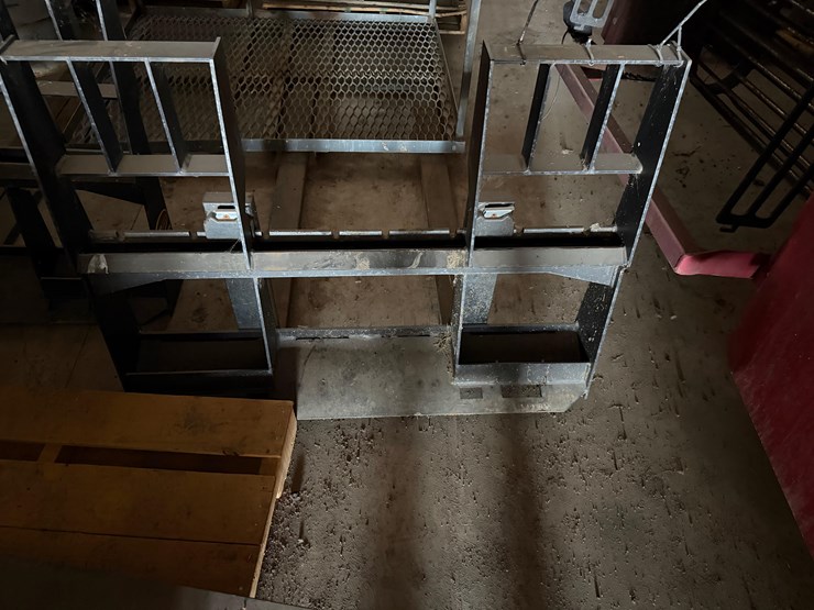 skid-steer-mount-pallet-forks-image-1