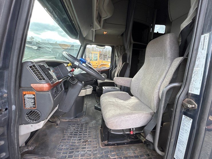 2009-volvo-10-image-51